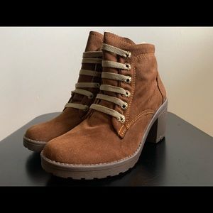 women’s heeled boots